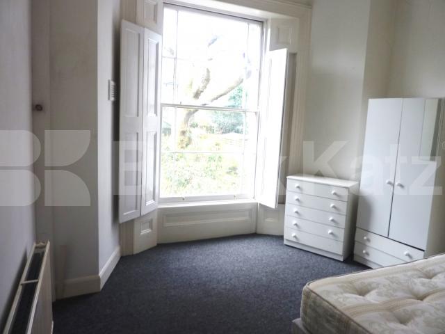 			HUGE ONE BED!, 1 Bedroom, 1 bath, 1 reception Flat			 St Augustines Road, CAMDEN SQUARE 